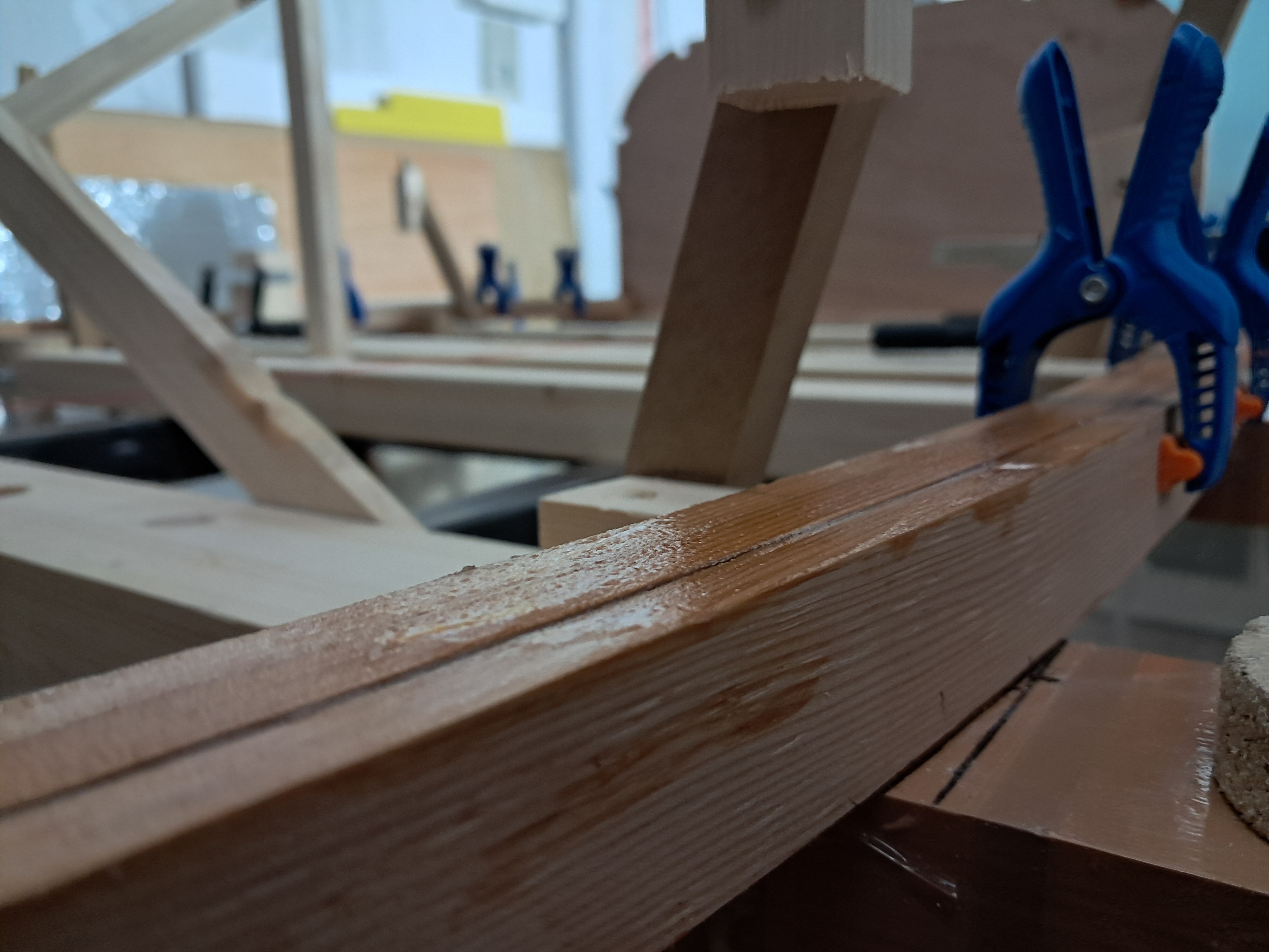 The middle strip protruded slightly, so the upper surface was not completely flush at first. I clamped it down as well, although I did not take photos of that step. In the end the surface came out perfectly flush.