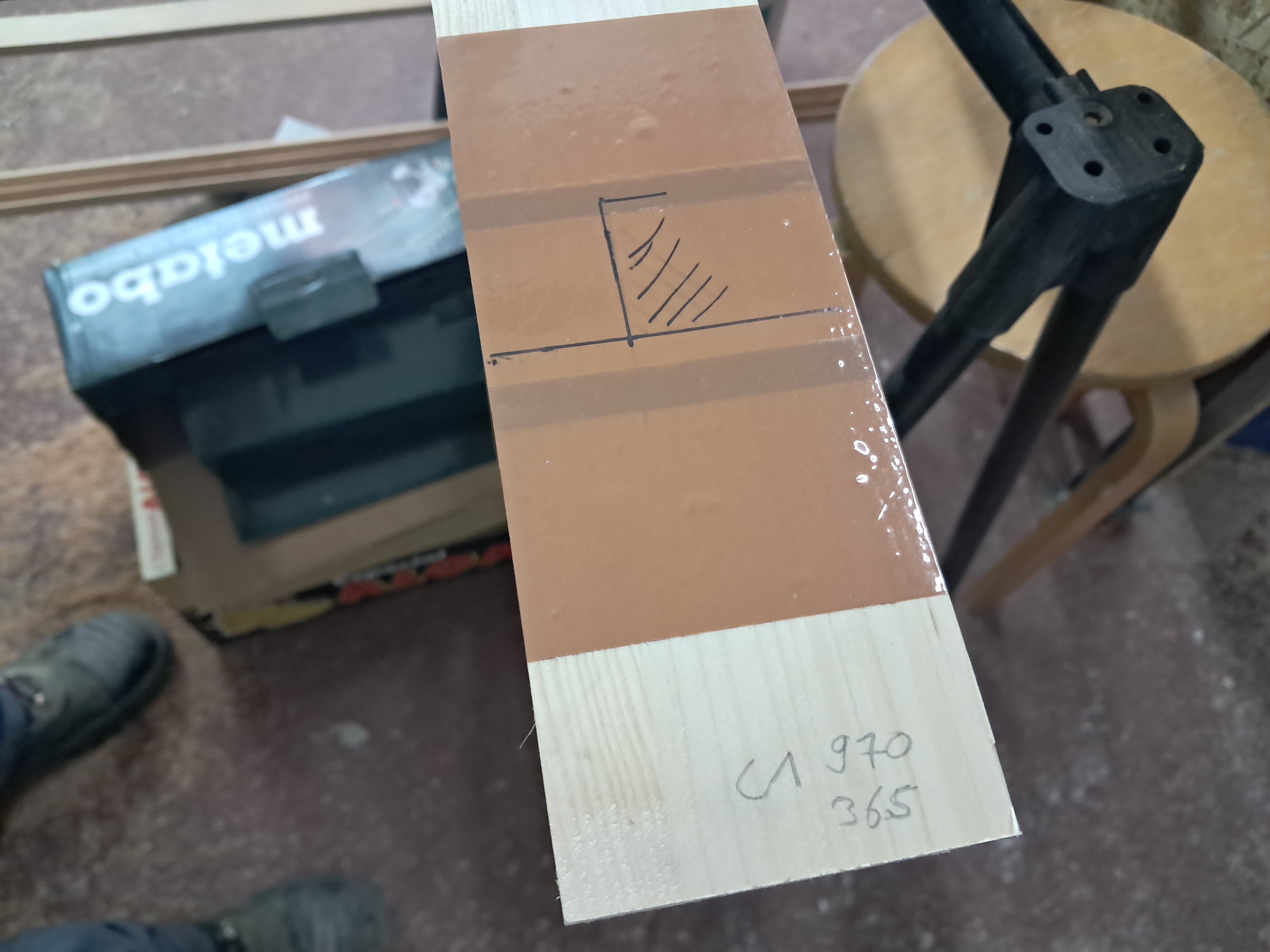 30 mm Stärke. Markierung der vorderen Spantlinie.