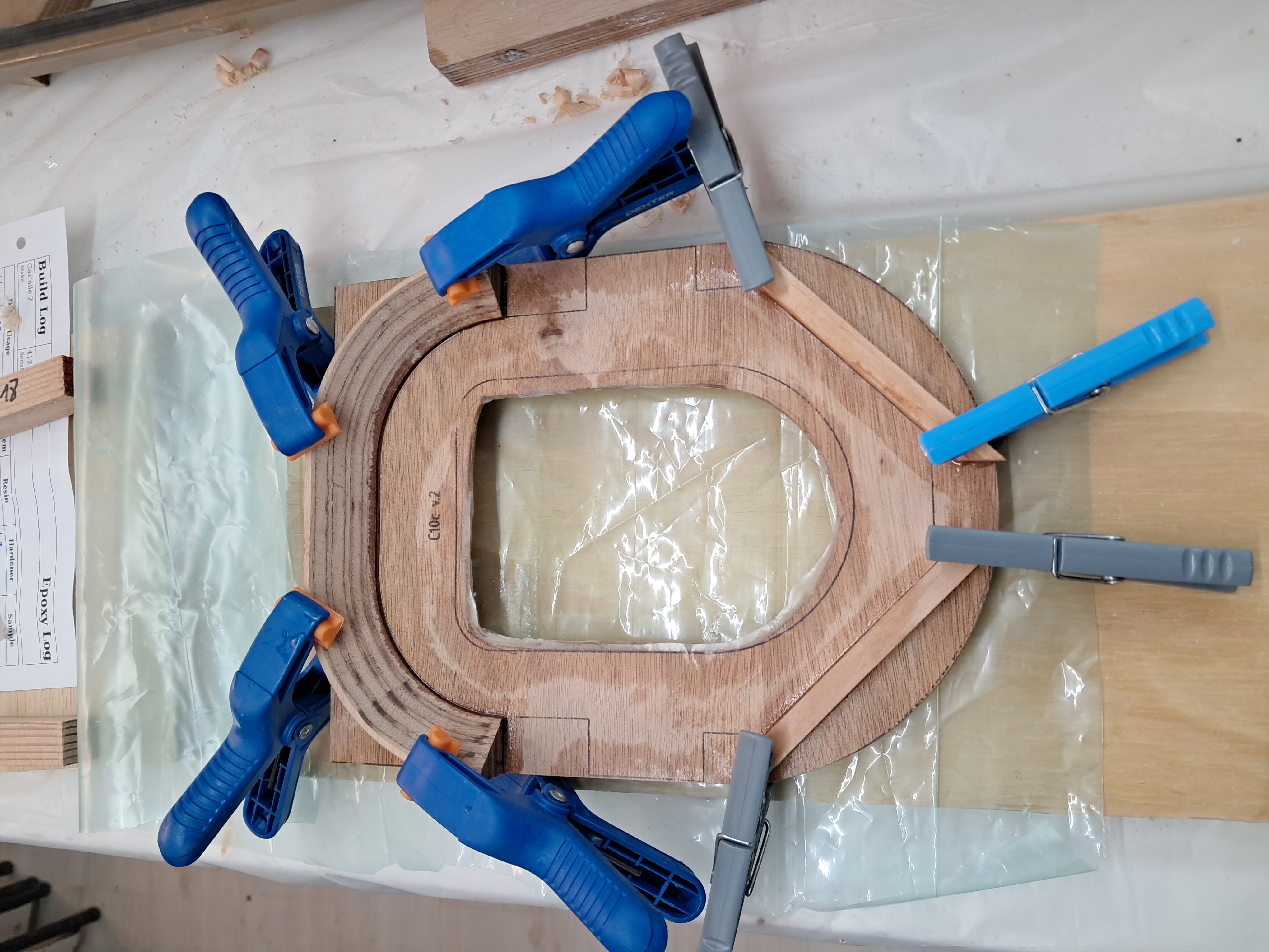 C10-Verstärkungen eingeklebt.