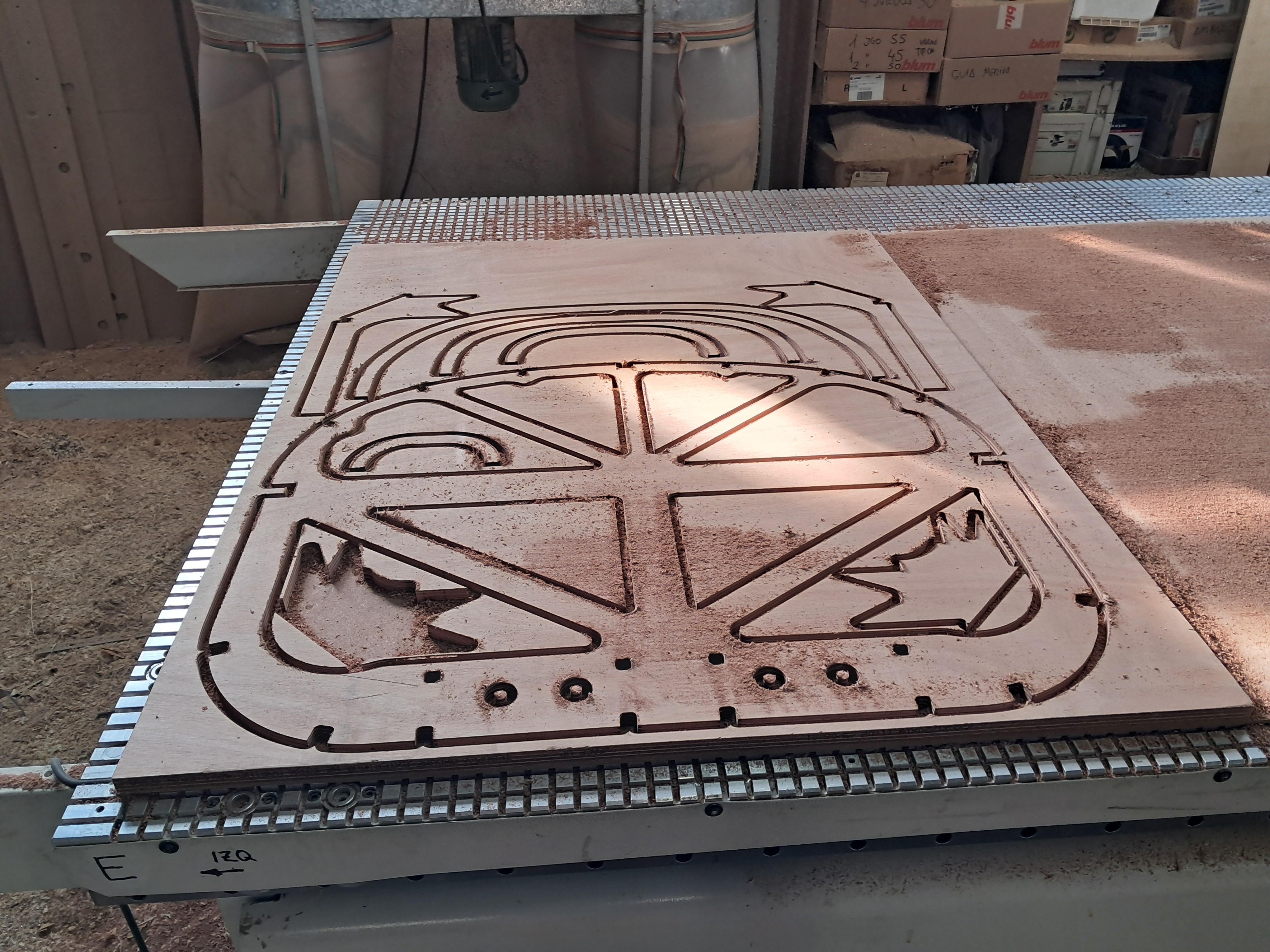 Piezas de Okoume fresadas en CNC.