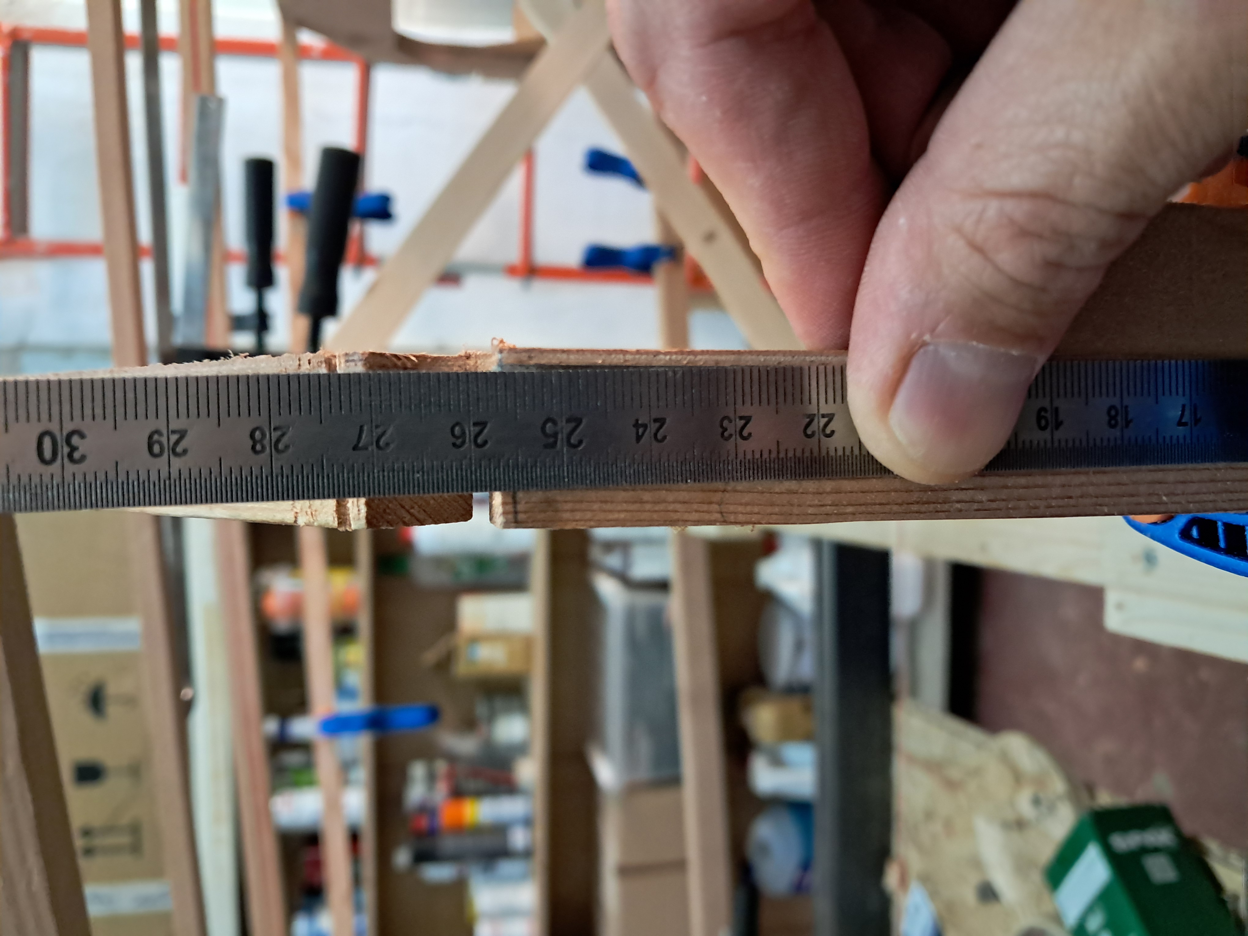 C6: comprobando la altura medida desde el larguero de 30x30.