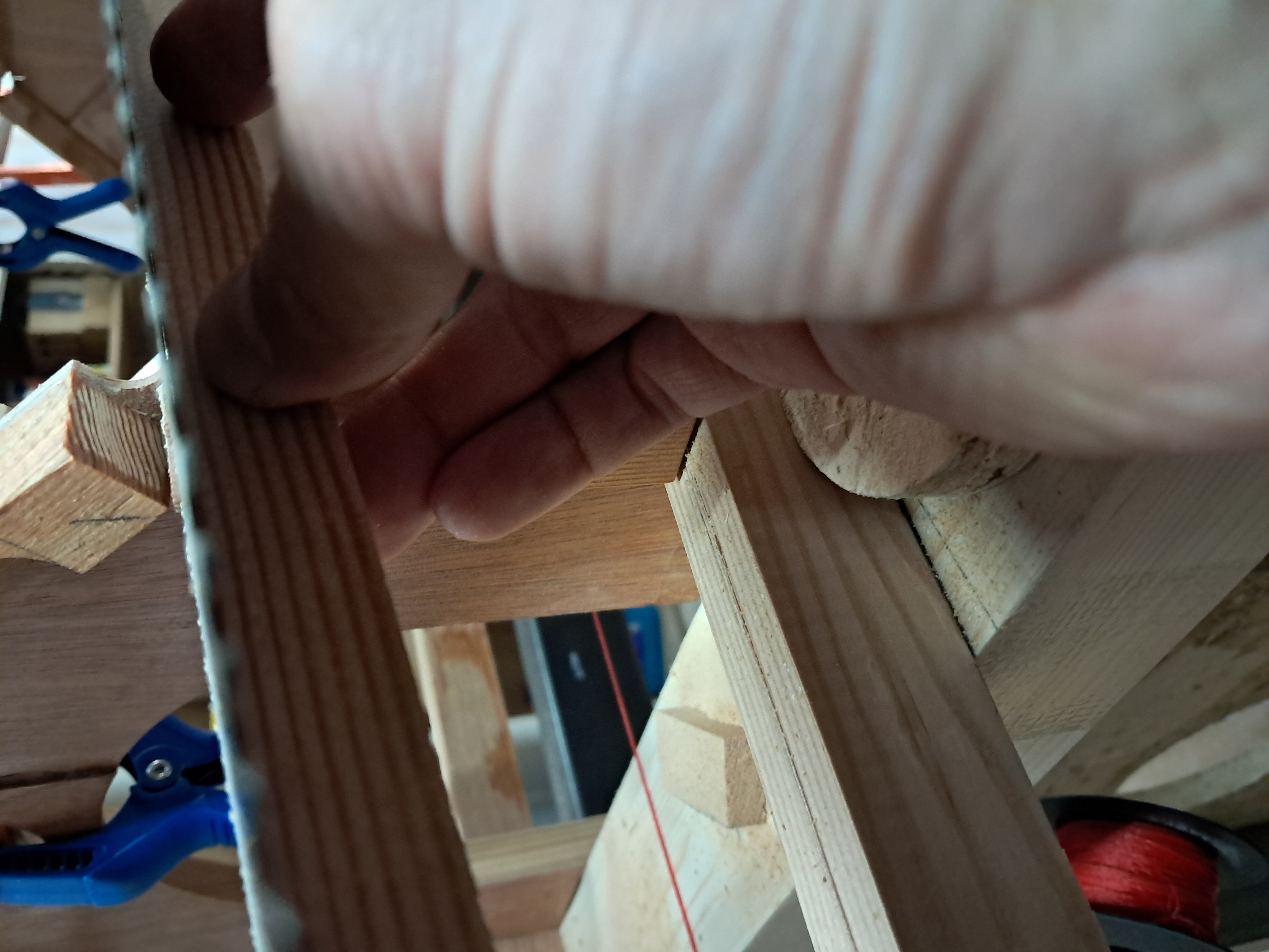 Une technique qui a bien fonctionné pour moi a été de cintrer les longerons à la main et de les utiliser pour tracer la forme sur les cadres.