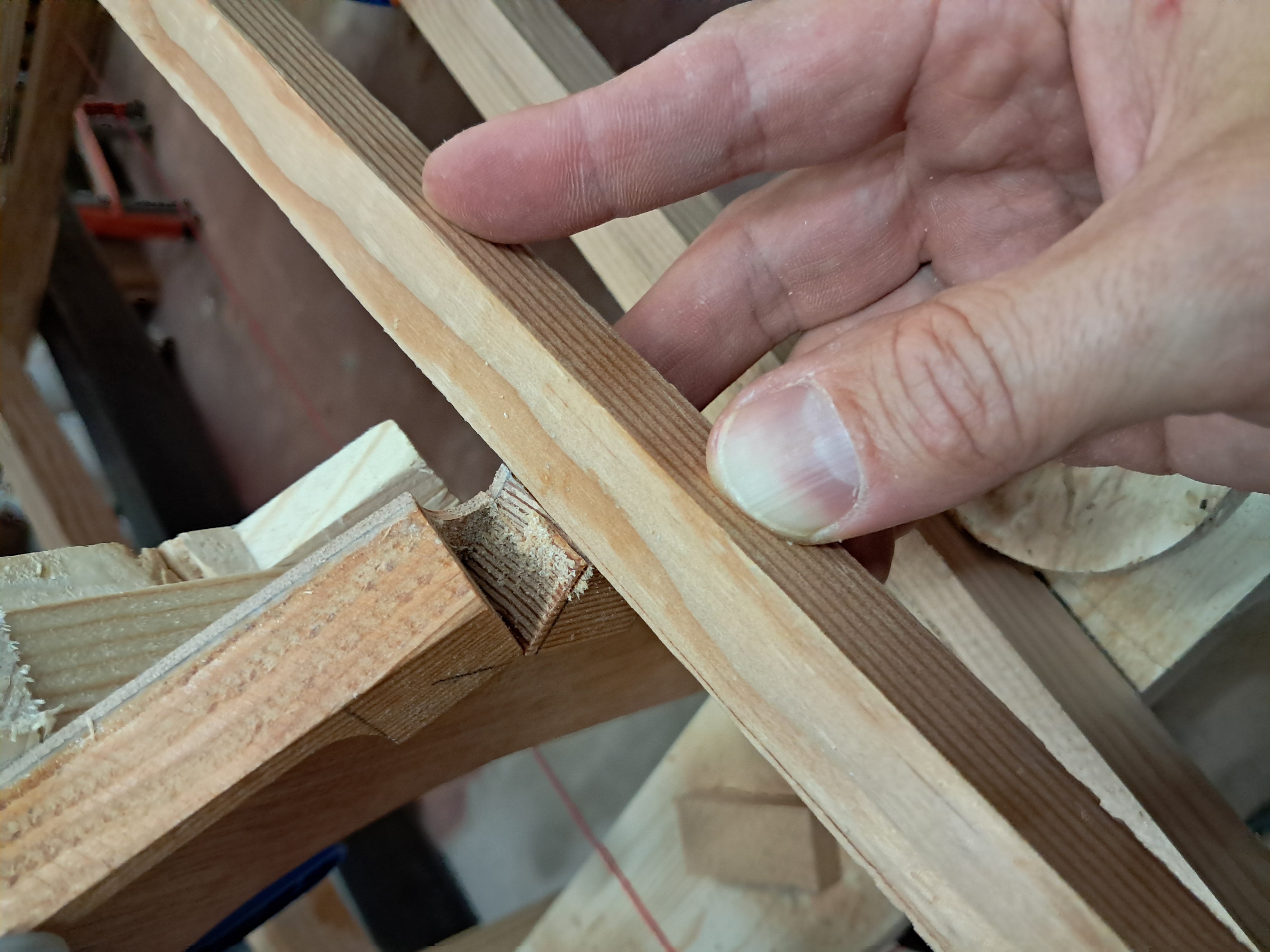 J'ai ensuite utilisé une chute droite comme guide pour couper la ligne tracée avec la scie à tirer.