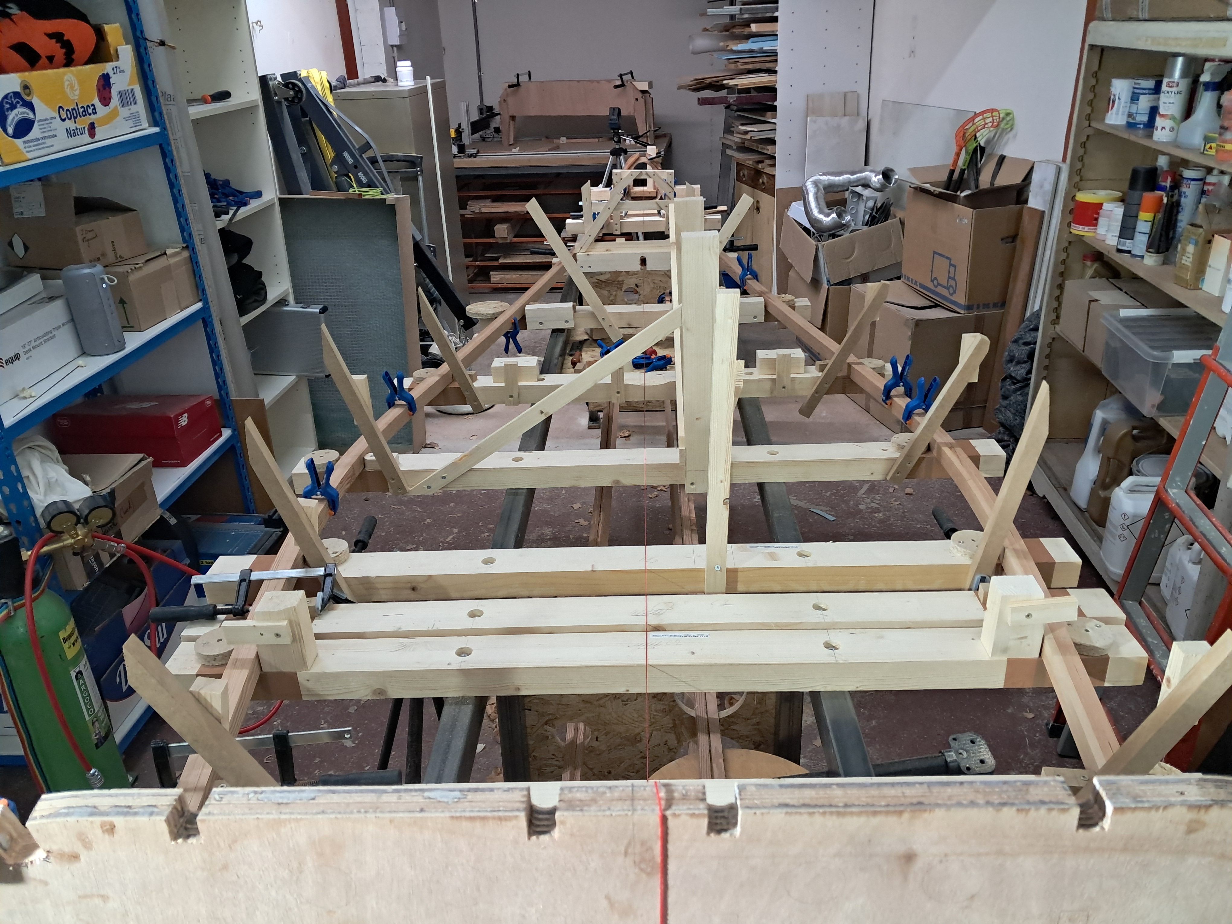 Il ne reste que les longerons principaux 30x30 sur le bâti de montage. Tout a été vérifié plusieurs fois ; les dimensions latérales et longitudinales sont aussi précises que possible.