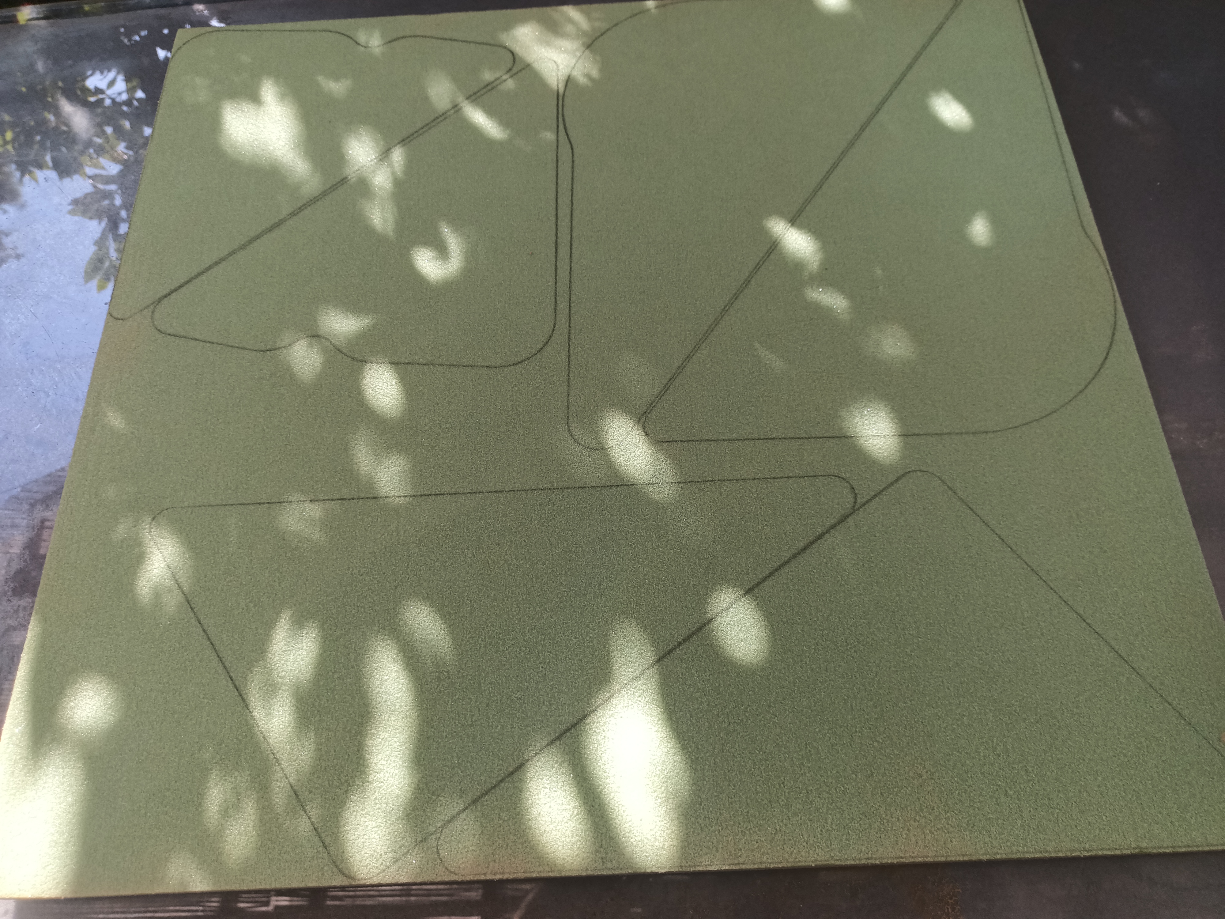 Tout tient sur une plaque de 540×505 mm.