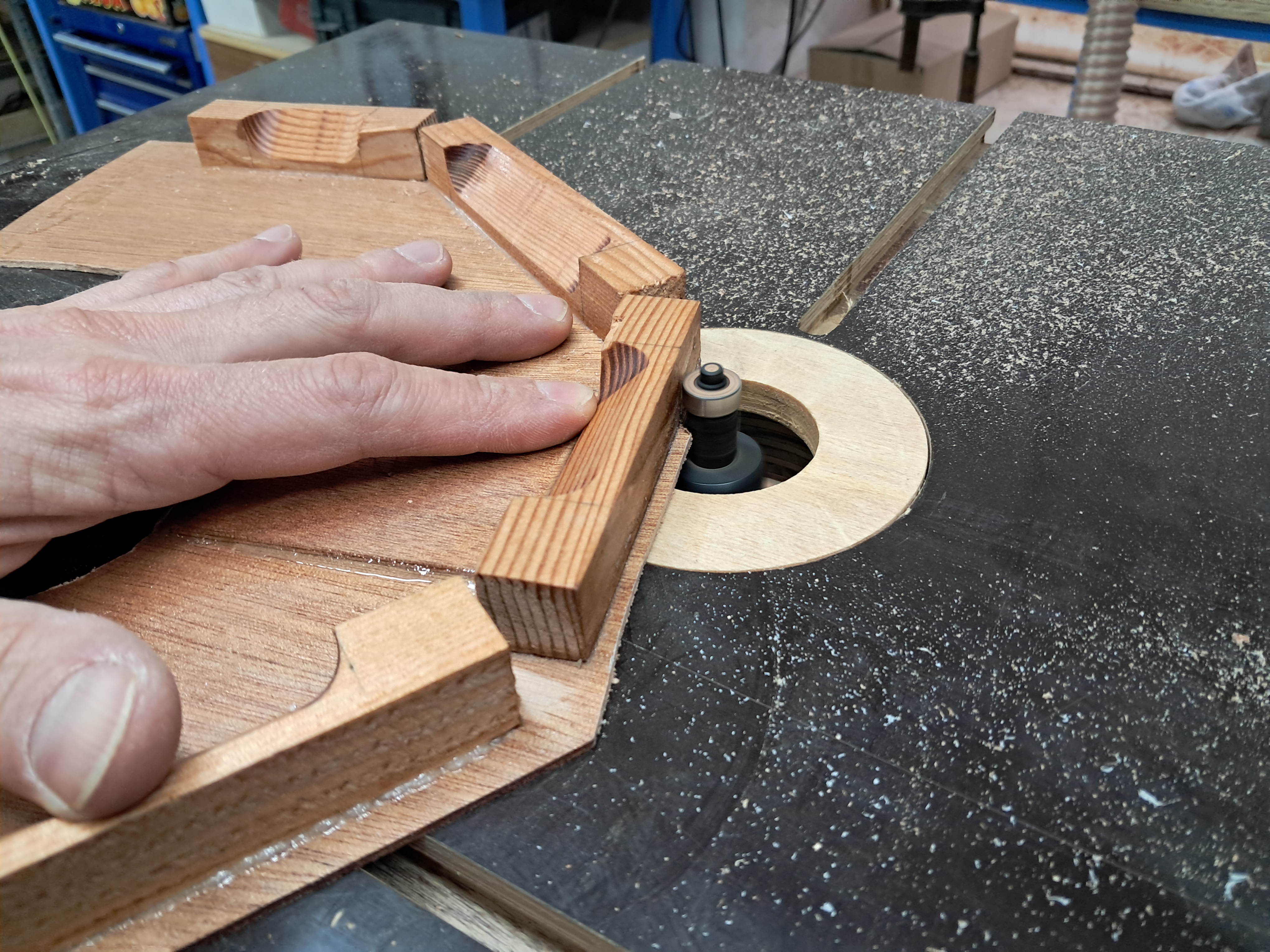 Découpe sur la table de défonceuse.