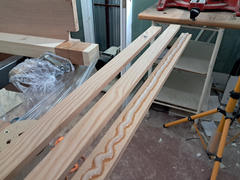Les premiers cordons d'époxy épaissie au flox pour coller les baguettes 30x10 qui forment les longerons 30x30. Les poches à douille jetables fonctionnent très bien et gardent le travail propre.