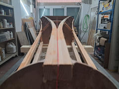 Vista a lo largo del fuselaje tras encolar los largueros de 18x18 mm que quedaban pendientes.